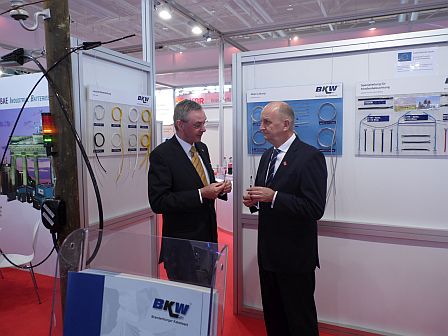 Ministerpräsident Dr. Woidke im Gespräch mit dem GF der BKW GmbH R. Peters